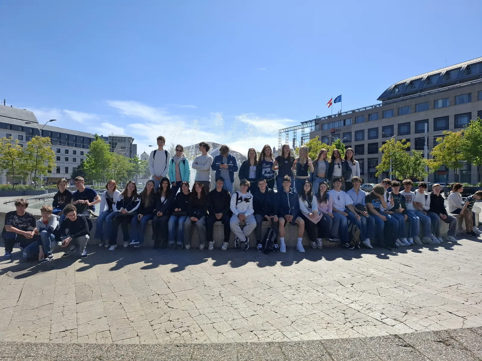 Gruppenfoto der Austauschgruppe auf einem Platz in Bratislava
