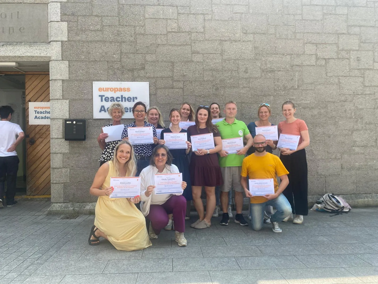 Kursteilnehmer:innen mit ihren Zertifikaten vor der Europass Teachers Academy in Dublin