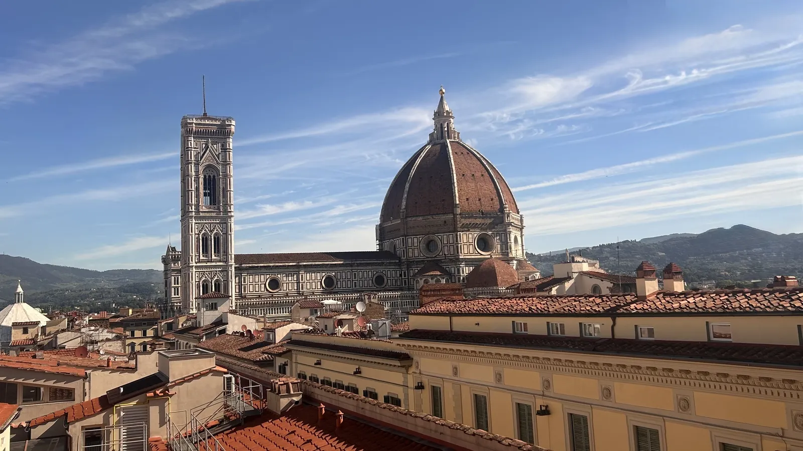 Blick über die Dächer von Florenz auf Dom und Campanile