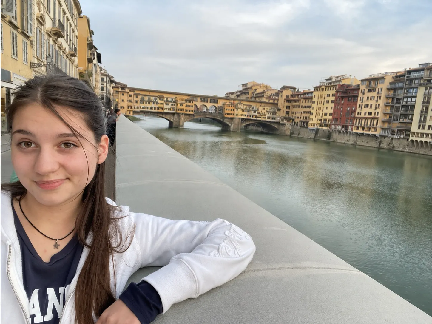 Selfie am Ufer des Arno mit dem Ponte Vecchio im Hintergrund