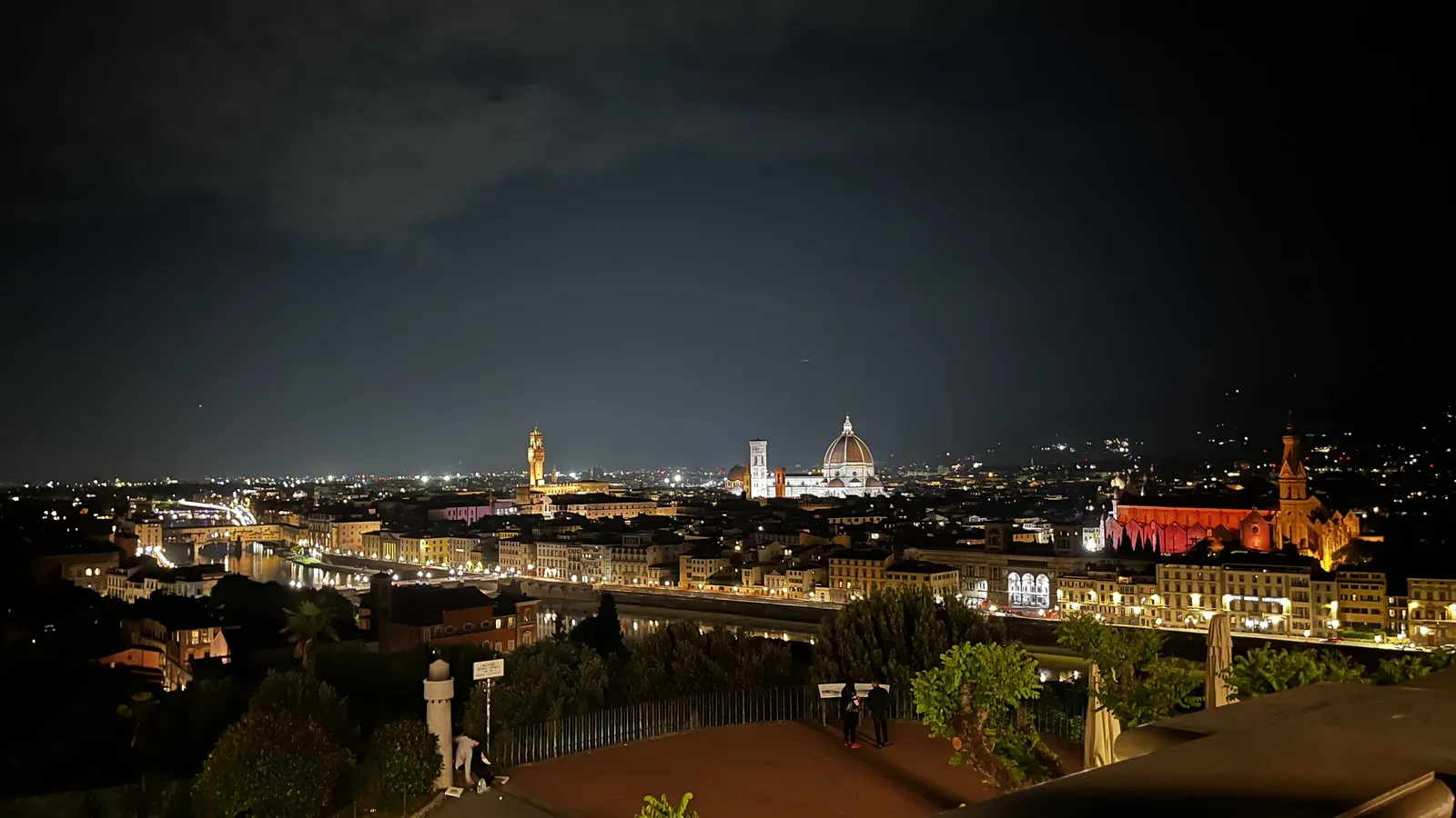 Nächtlicher Blick über das beleuchtete Florenz mit dem Dom
