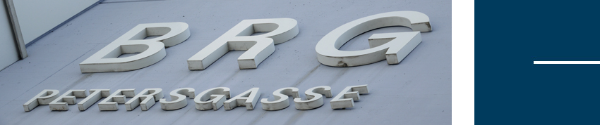 Metallschriftzug BRG Petersgasse an der Fassade