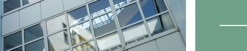Verglaste Fassade des Schulgebäudes mit Spiegelungen