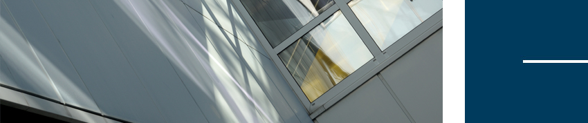 Fassade des Schulgebäudes mit Sonnenlicht auf den hellen Platten