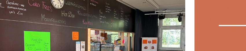 Schulbuffet mit beschrifteter Tafelwand