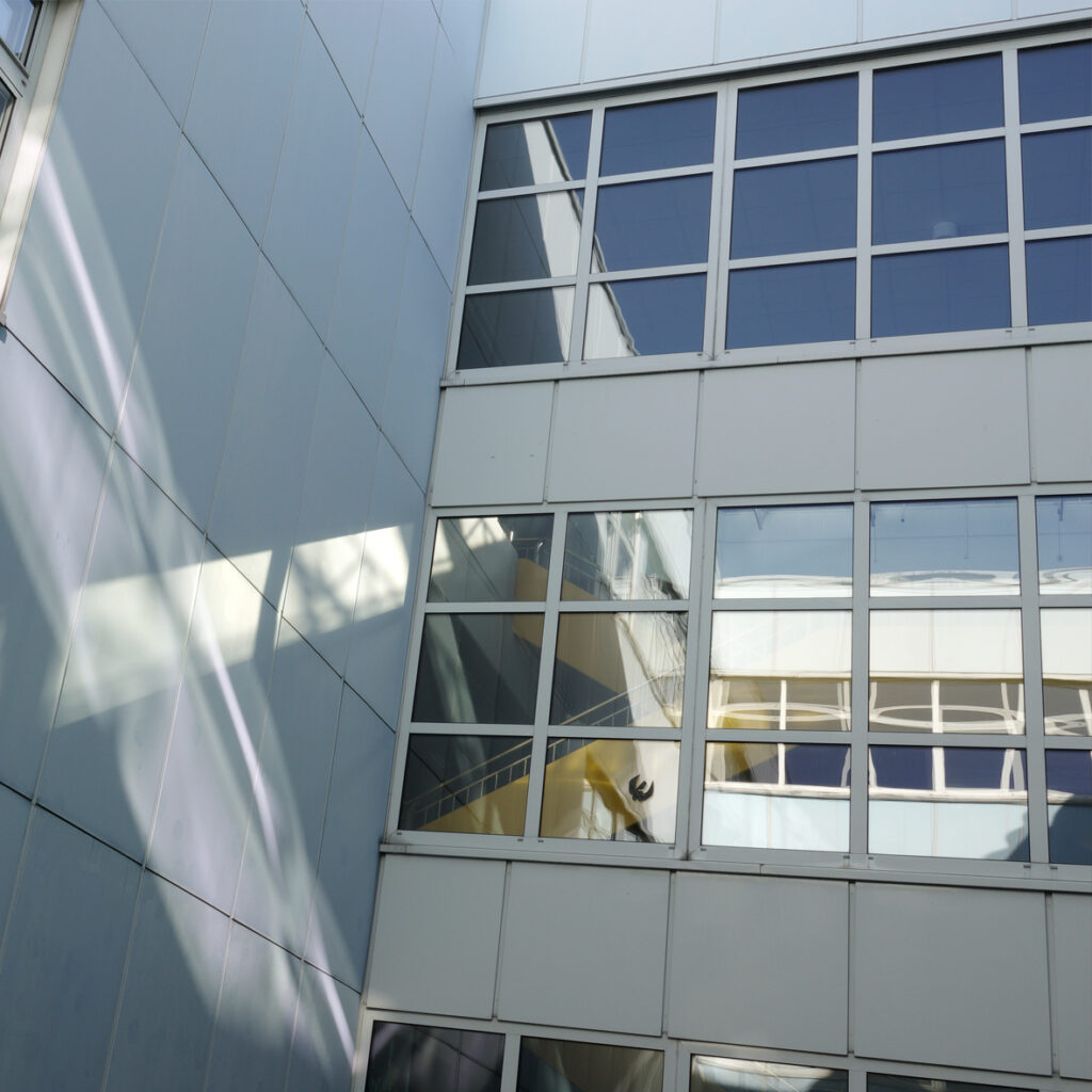 Glas- und Metallfassade im Innenhof der Schule
